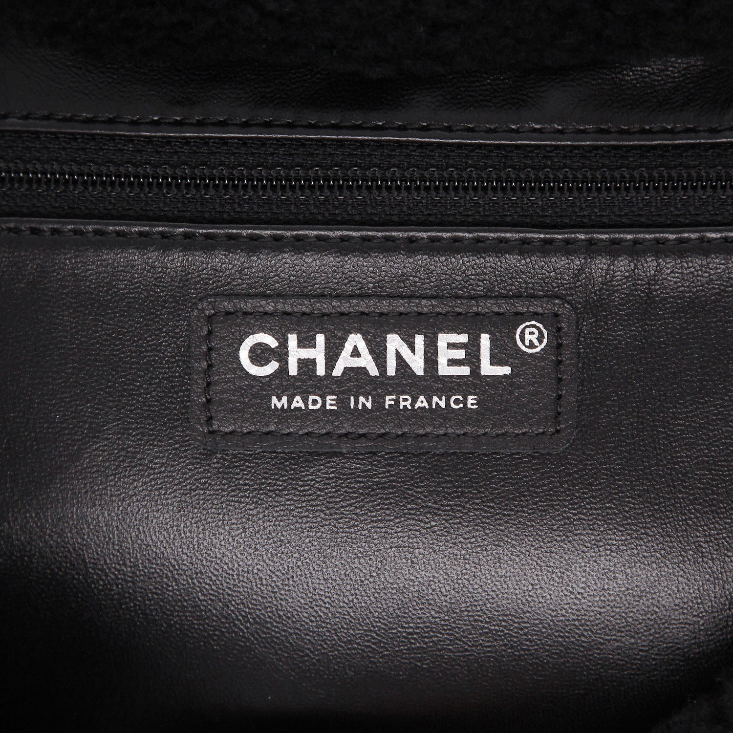 Bolso de mano Chanel  Petit Shopping en cuero de obeja volteado negro y cuero negro - Detail D2