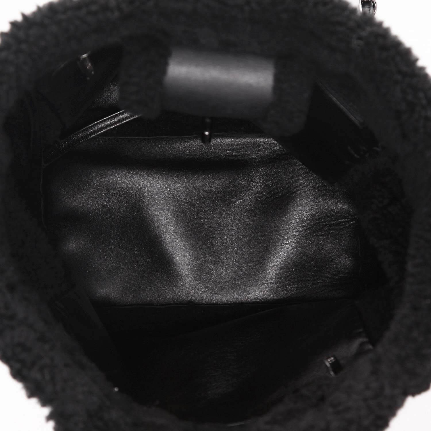 Chanel  Petit Shopping handbag  in black sheepskin  and black leather - Detail D3