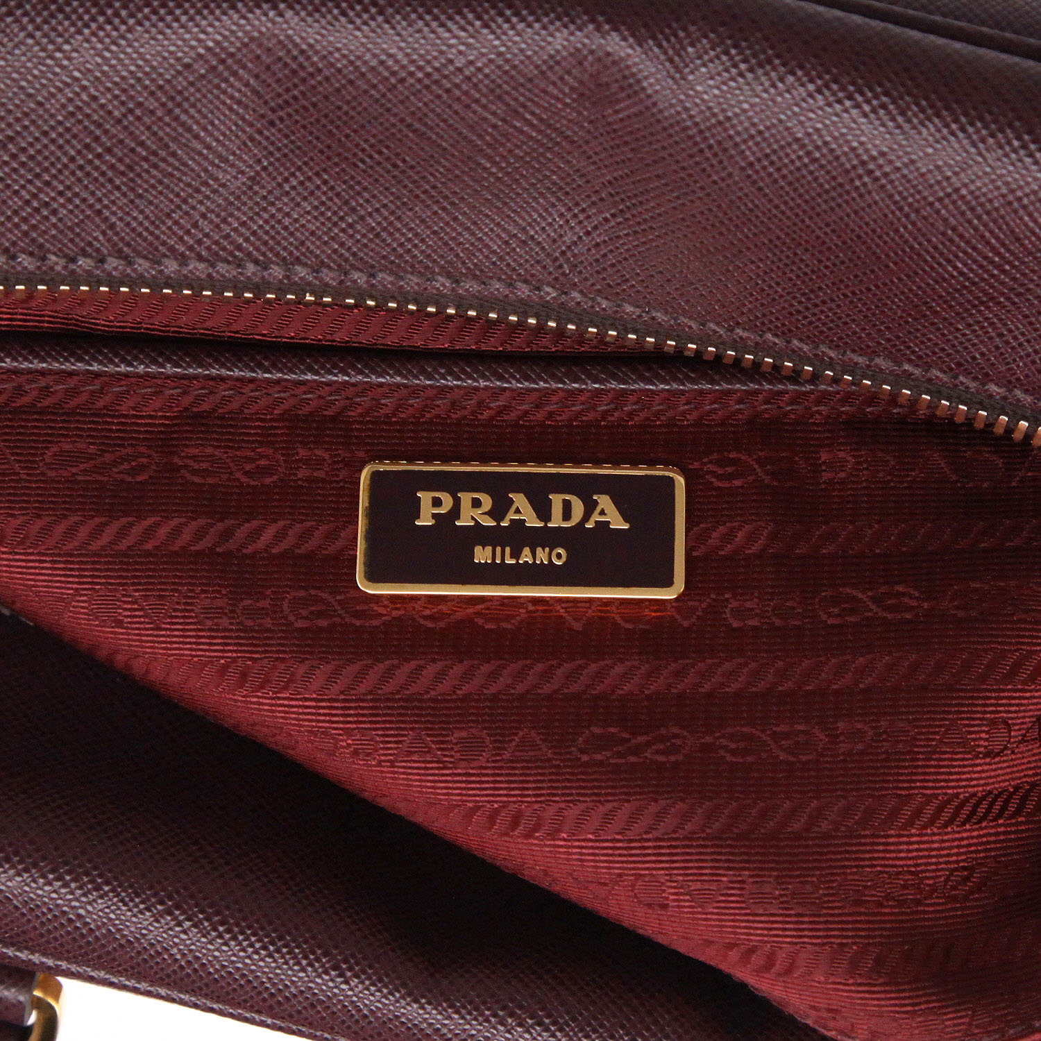 Bolso de mano Prada  Bauletto en cuero saffiano color berenjena - Detail D2