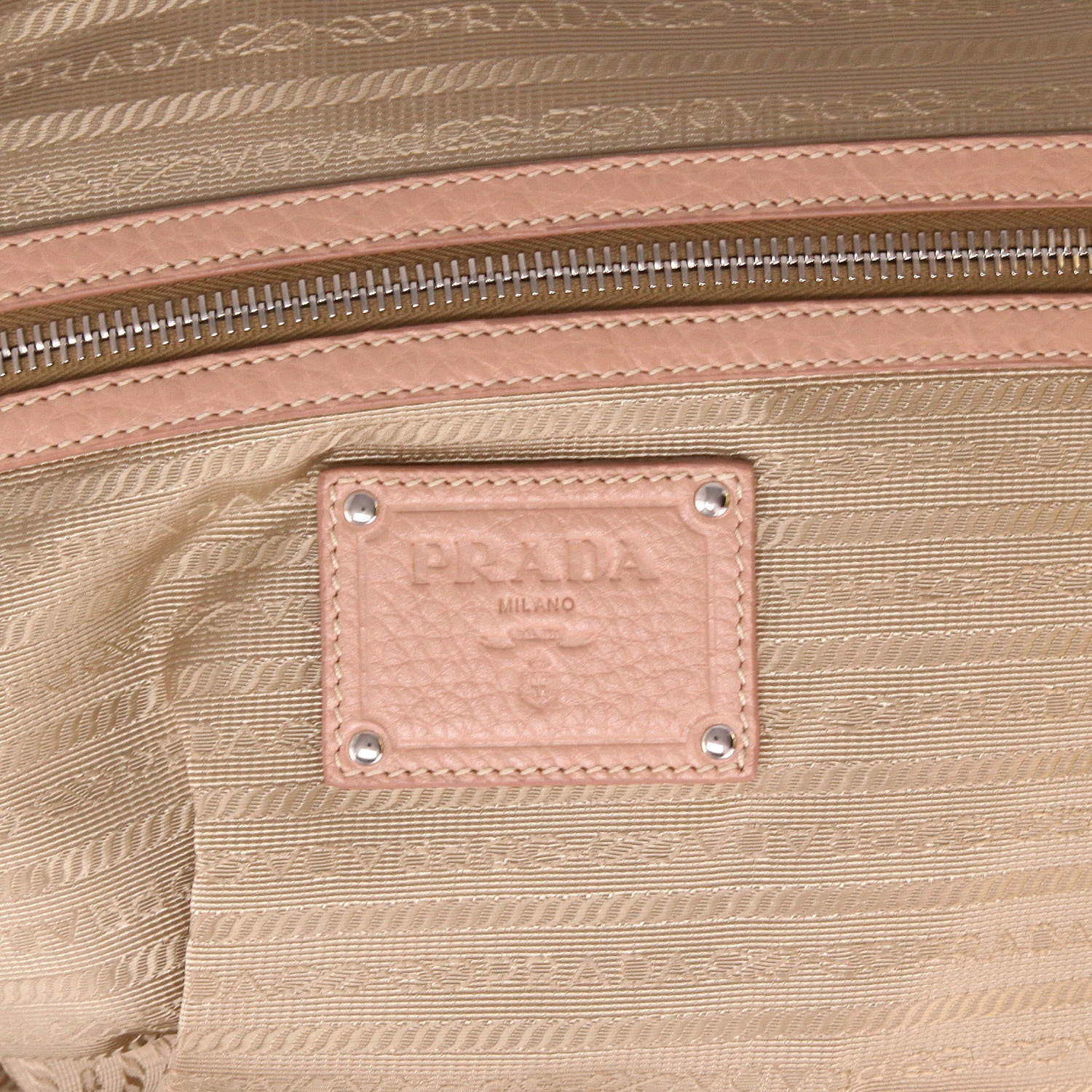 Bolso de mano Prada   en cuero granulado color rosa claro - Detail D2