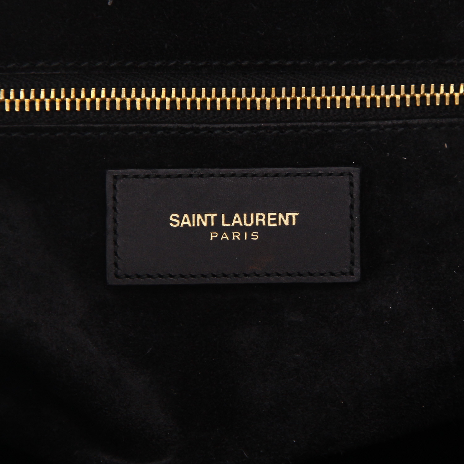 Bolso de mano Saint Laurent  Duffle en cuero negro - Detail D2