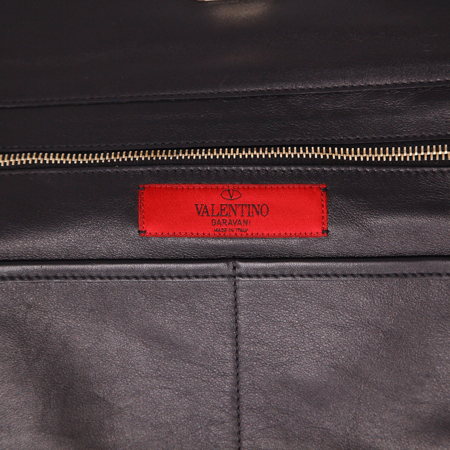 Valentino Garavani  Rockstud handbag  in black leather - Detail D2