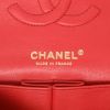 Bolso de mano Chanel  Timeless Classic en cuero acolchado rosa - Detail D2 thumbnail