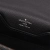 Porta-documentos Louis Vuitton  Robusto en cuero taiga negro - Detail D2 thumbnail