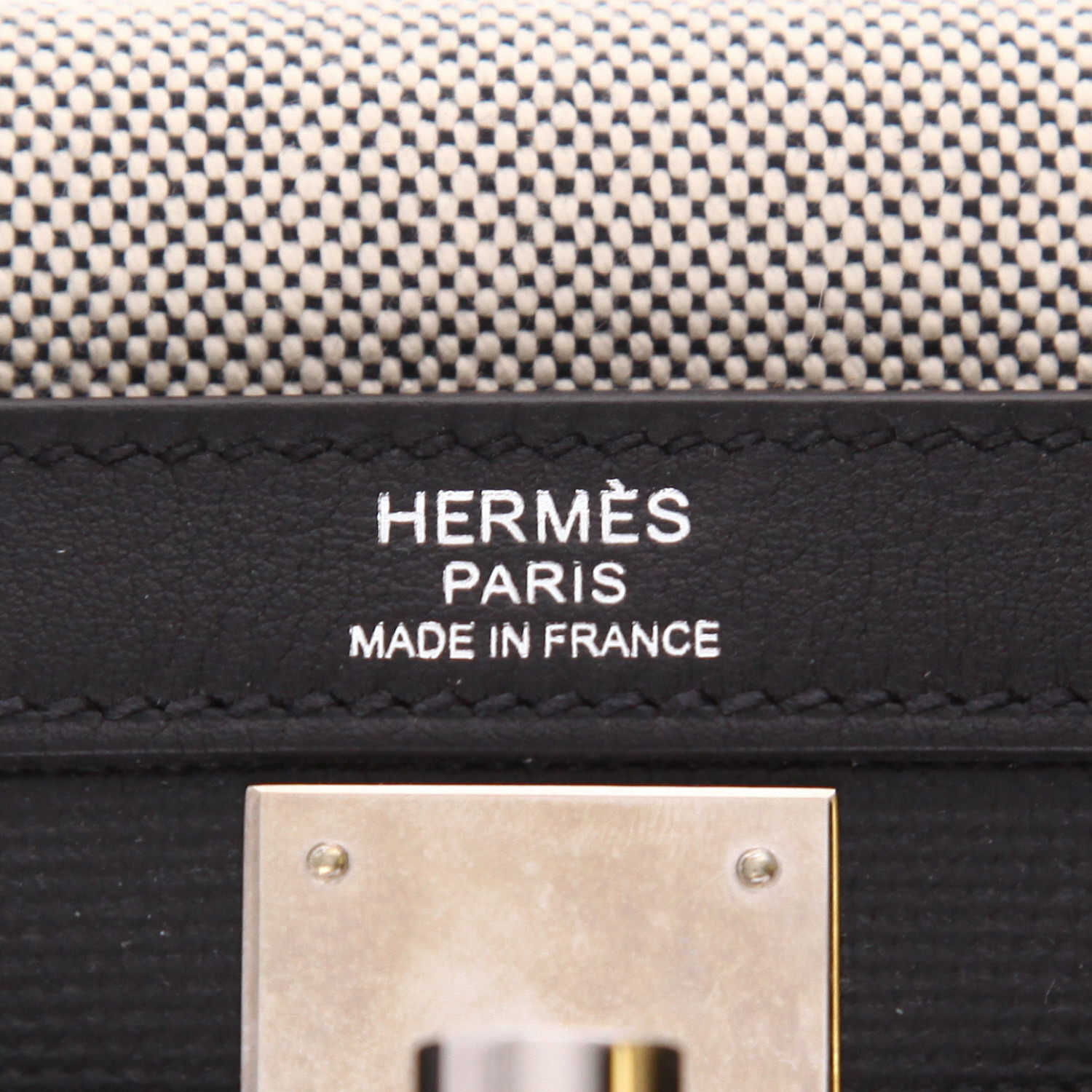 Bolso de mano Hermès  Kelly 32 cm en lona negra y color crema y cuero negro - Detail D2