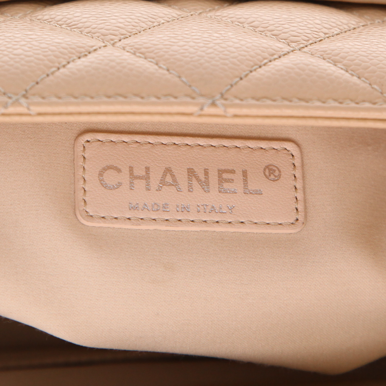 Borsa da spalla o a mano Chanel  Shopping GST in pelle martellata e trapuntata beige - Detail D2
