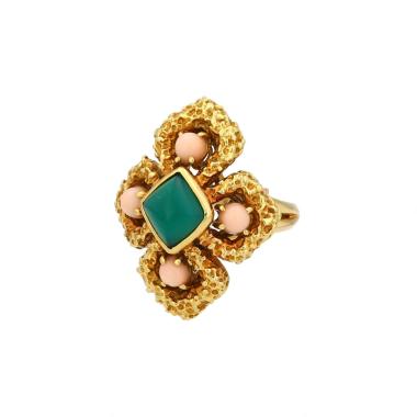 Sortija época años 70 Van Cleef & Arpels Delphes de oro amarillo, crisoprasa y coral