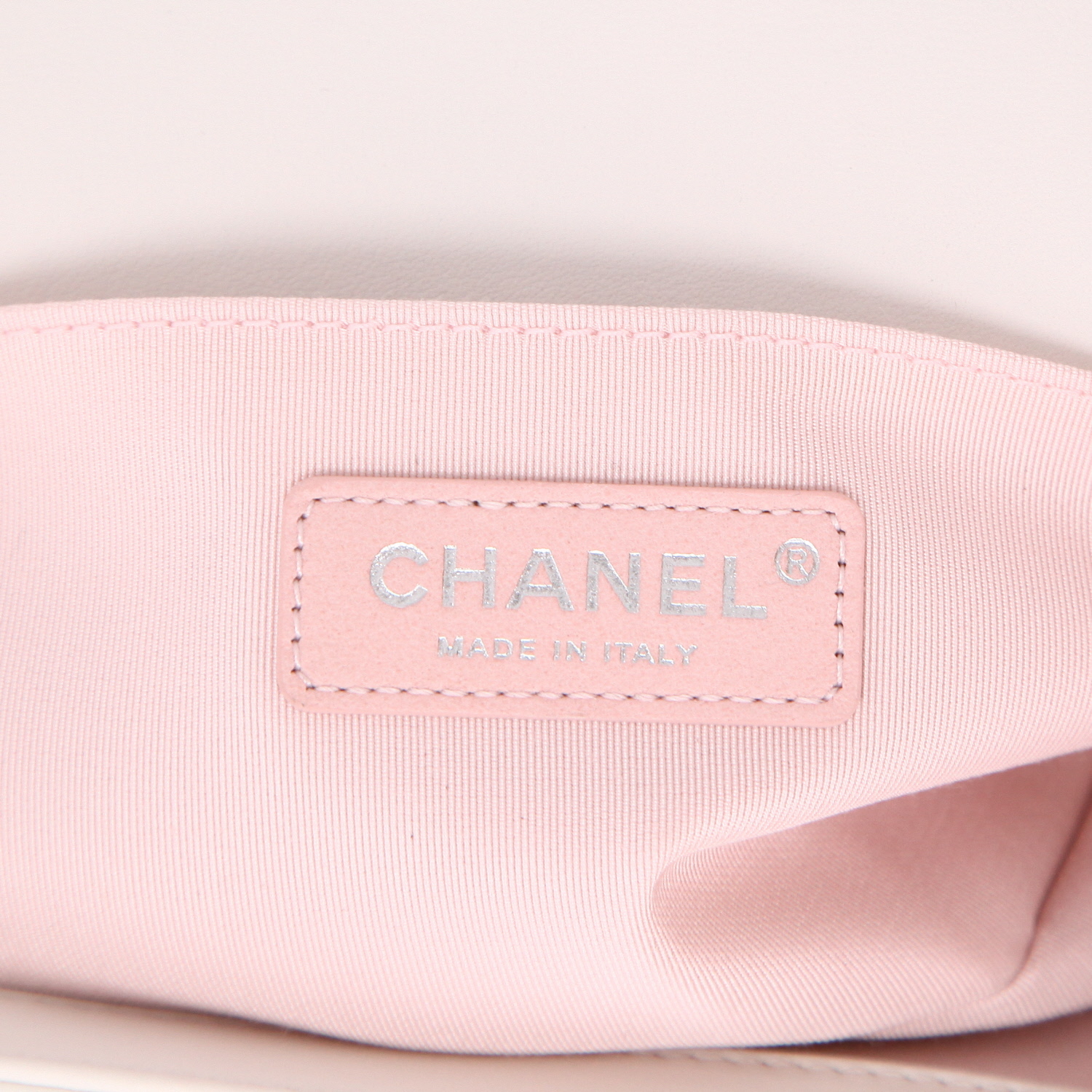 Bolso bandolera Chanel  Boy en cuero blanco - Detail D2