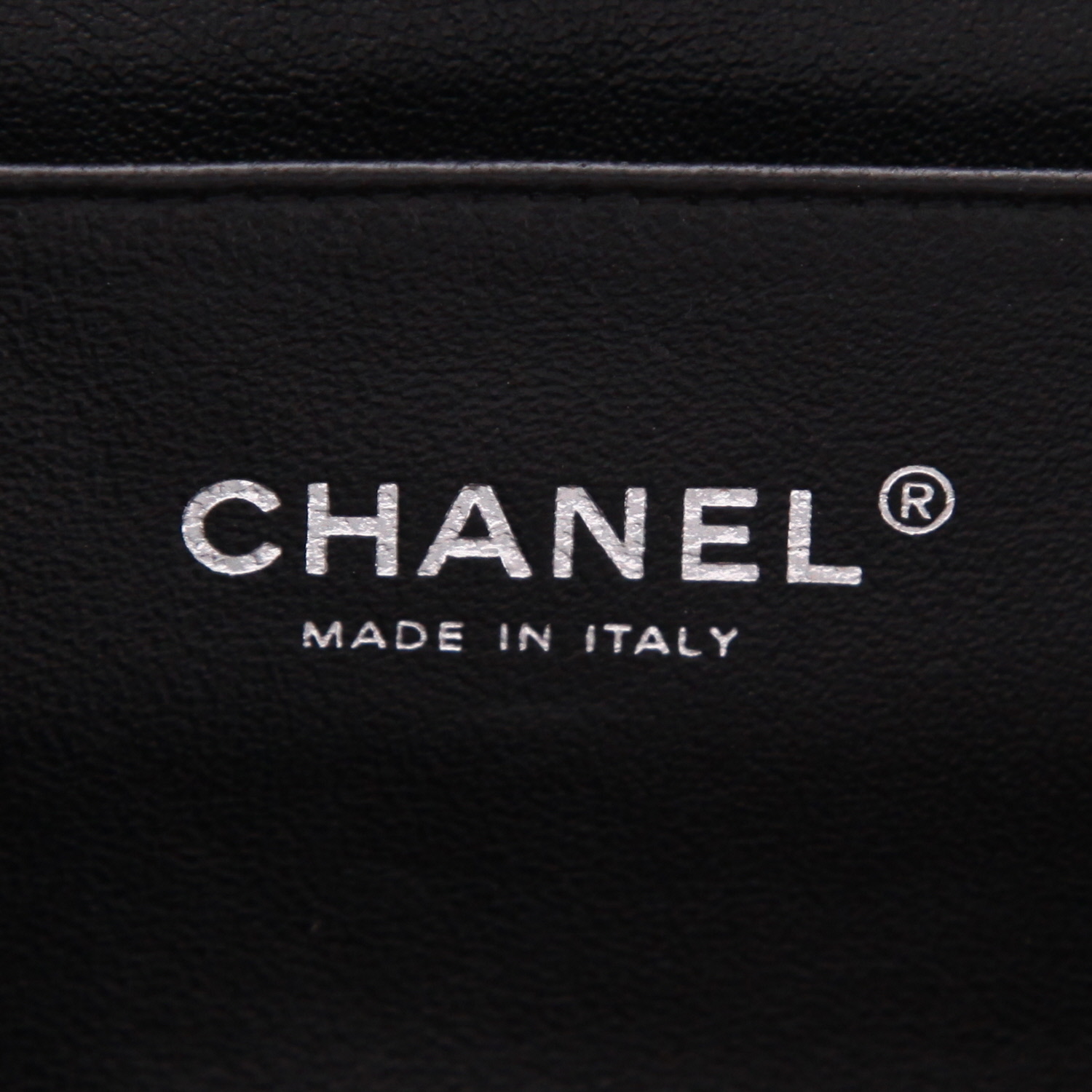 Sac à main Chanel  Timeless en cuir grainé matelassé noir - Detail D2