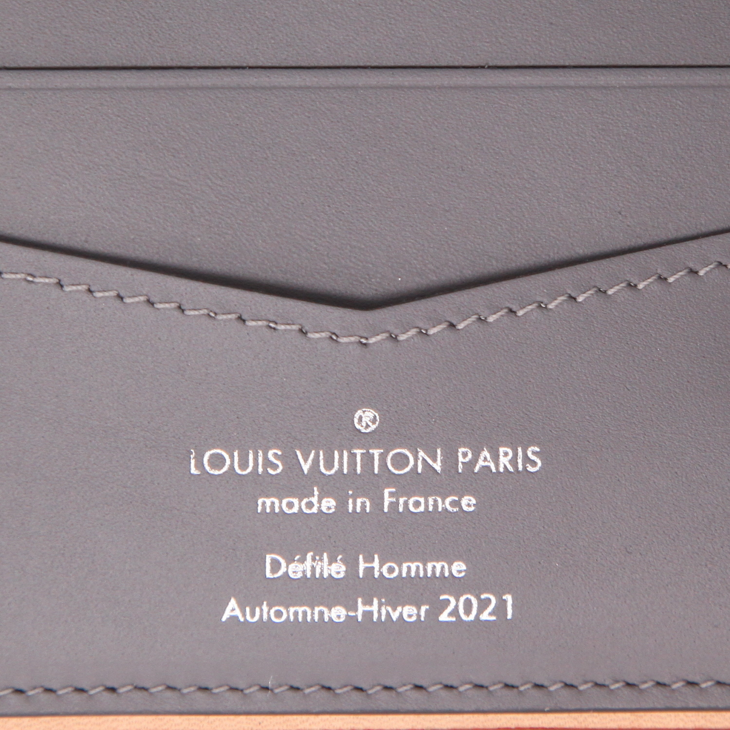 Portefeuille Louis Vuitton  Slender Mirror en cuir argenté et cuir gris - Detail D2