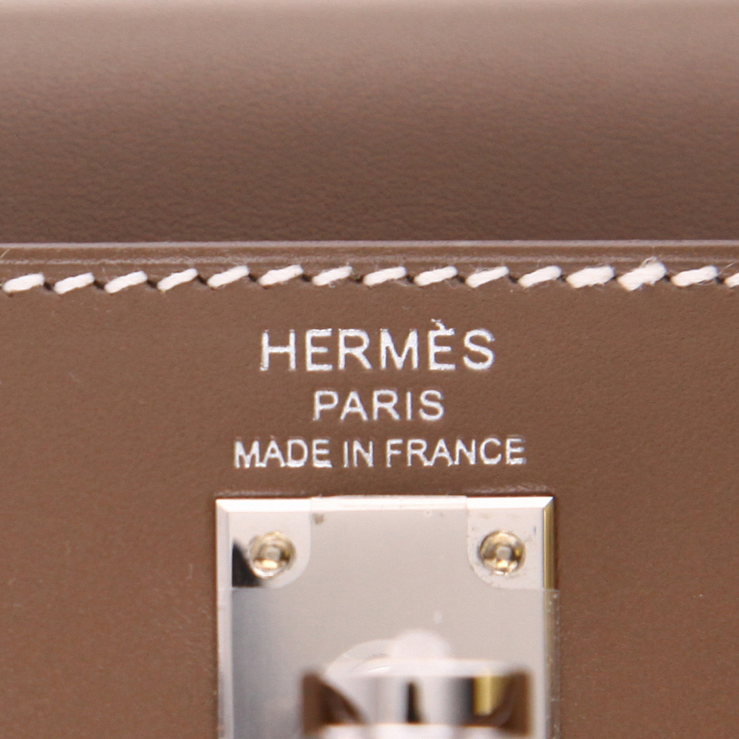 Hermès  Kelly 25 cm handbag  in etoupe Tadelakt leather - Detail D2