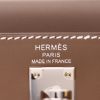 Bolso de mano Hermès  Kelly 25 cm en cuero Tadelakt marrón etoupe - Detail D2 thumbnail