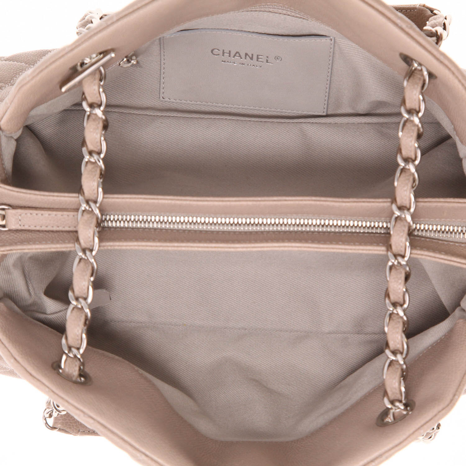 Bolso bandolera Chanel  Mademoiselle en cuero granulado acolchado color topo - Detail D3