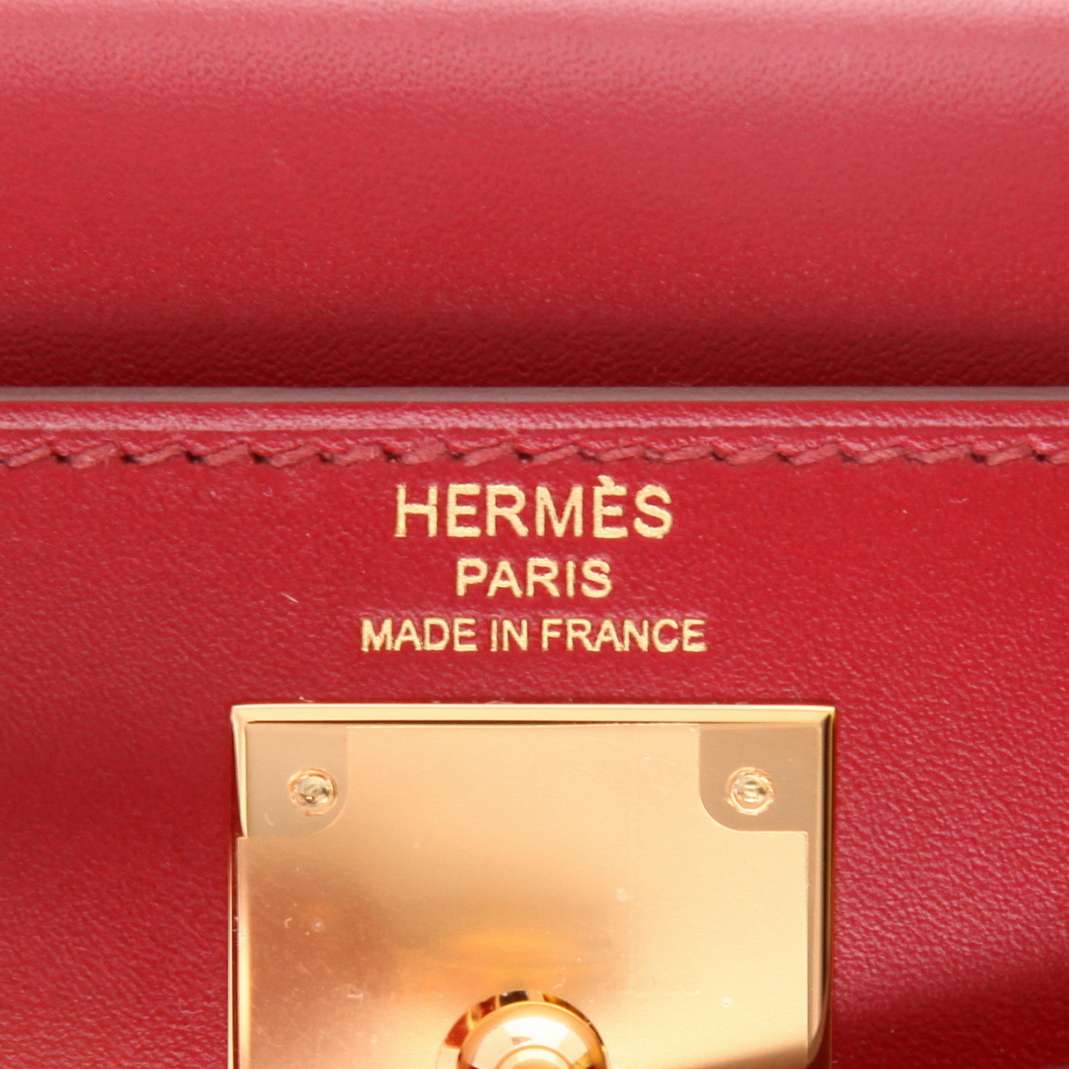 Bolso de mano Hermès  Kelly 28 cm en cuero Tadelakt Rubis - Detail D2