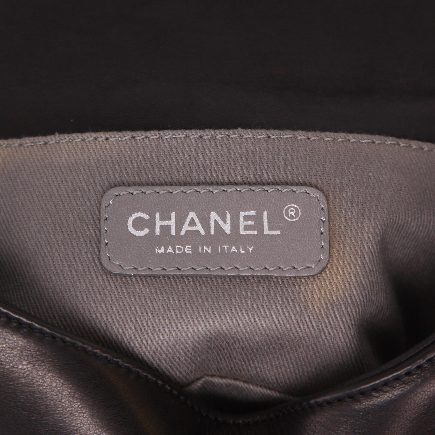 Sac bandoulière Chanel  Boy petit modèle  en cuir matelassé noir et galuchat blanc - Detail D2