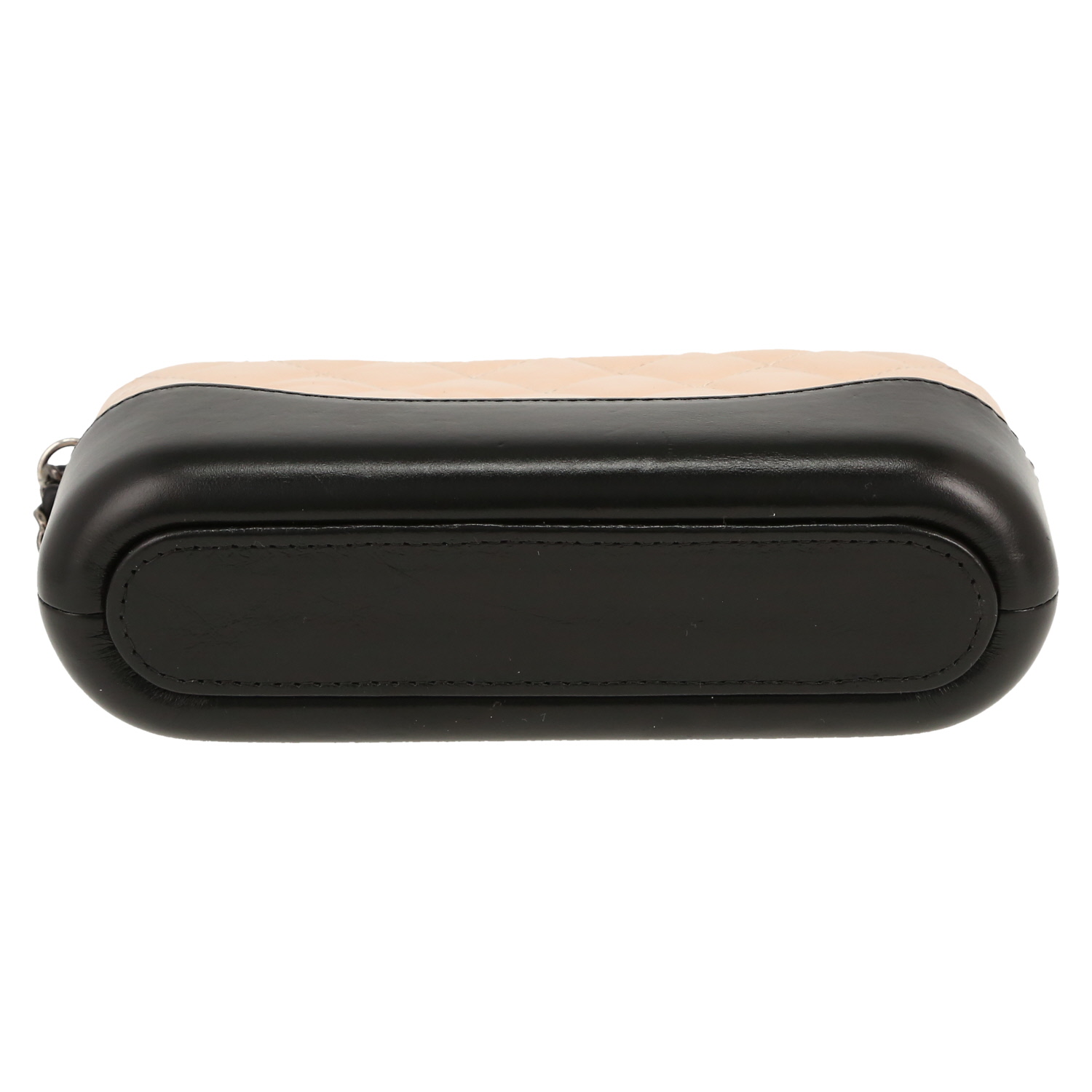 Sac bandoulière Chanel  Gabrielle Wallet on Chain en cuir matelassé beige et noir - Detail D1