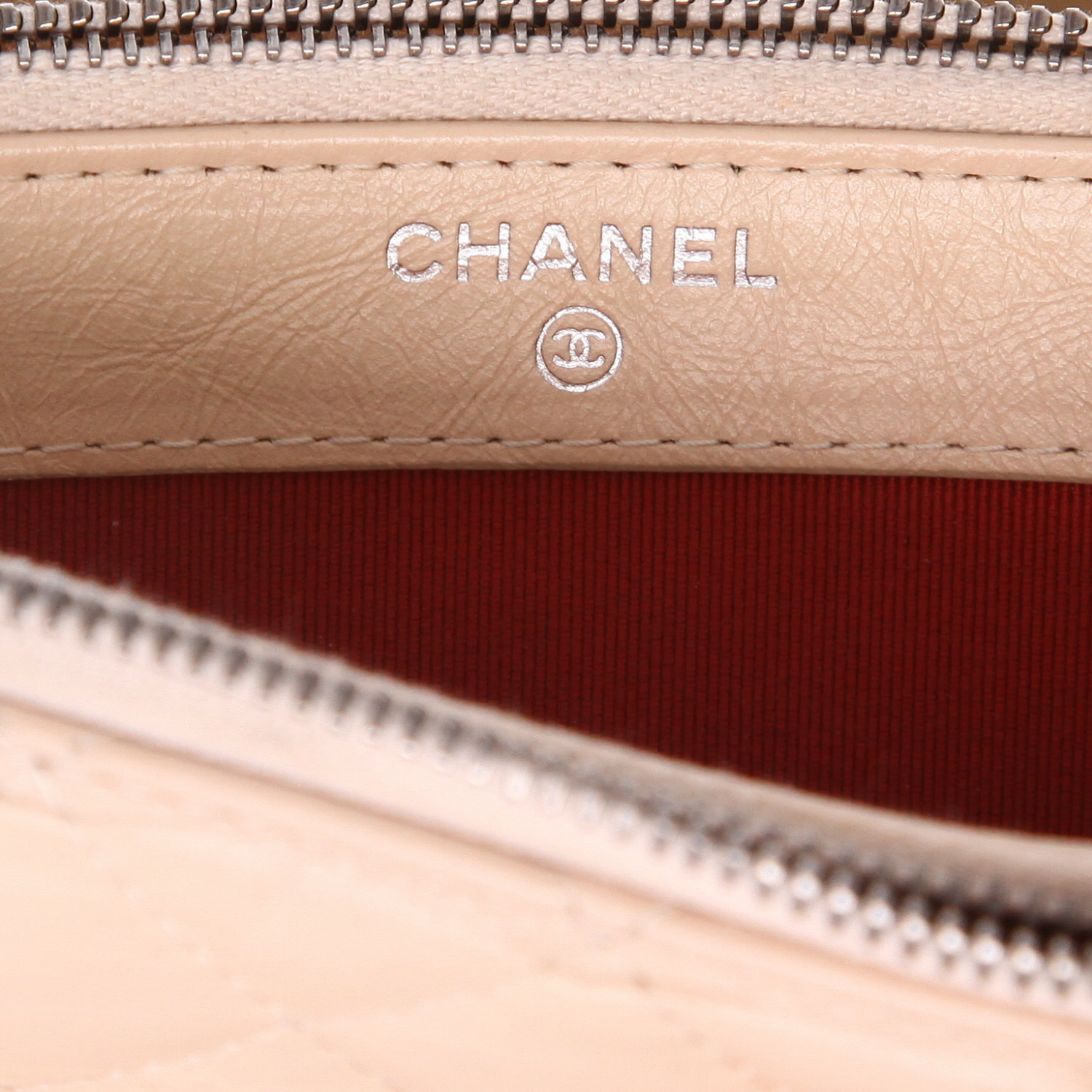 Sac bandoulière Chanel  Gabrielle Wallet on Chain en cuir matelassé beige et noir - Detail D2