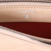 Bolso bandolera Chanel  Gabrielle Wallet on Chain en cuero acolchado beige y negro - Detail D2 thumbnail