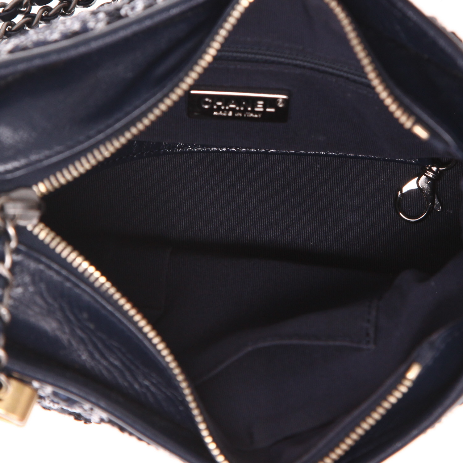 Bolso bandolera Chanel  Gabrielle  modelo pequeño  en cuero acolchado azul marino y lentejuelas - Detail D3