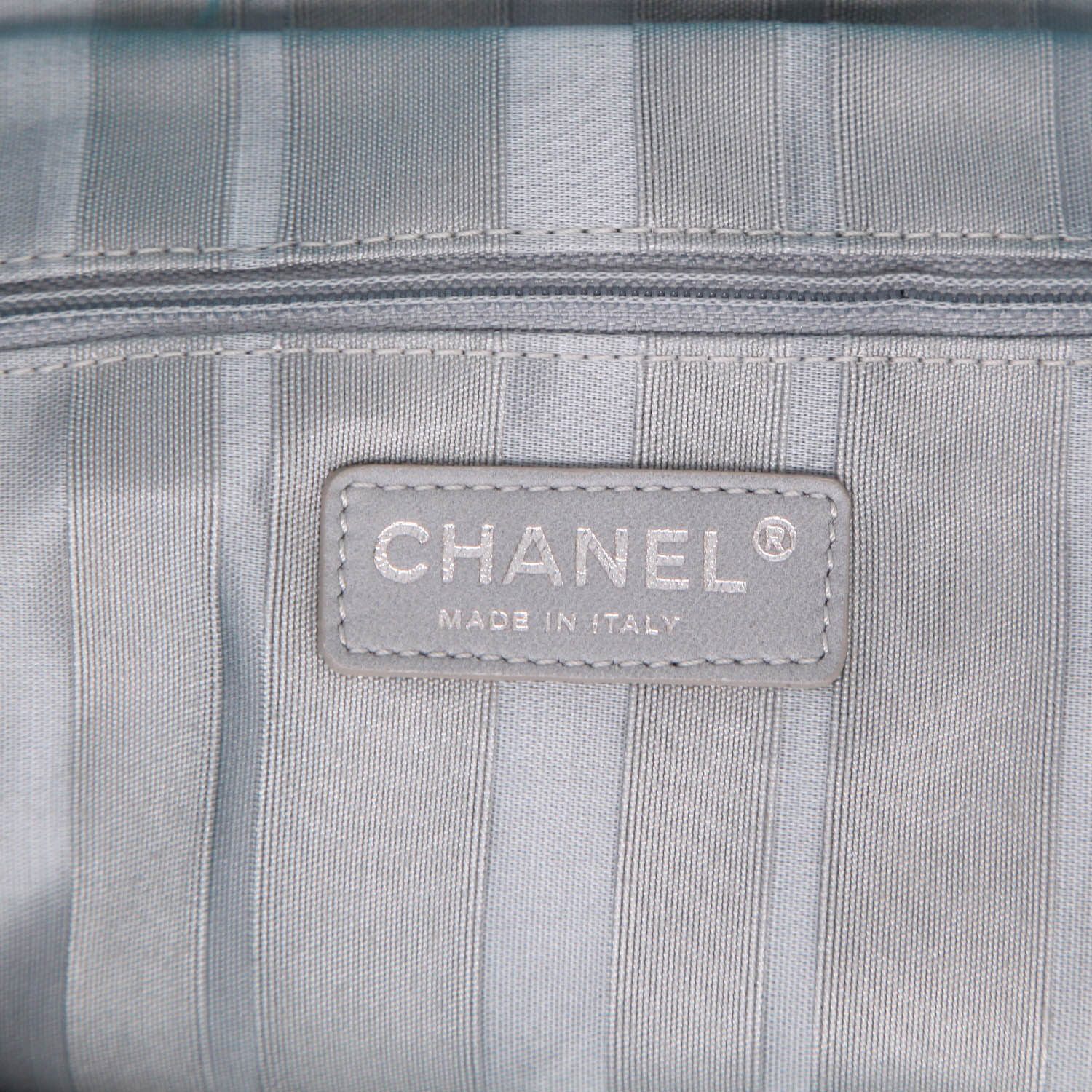Chanel   shopping bag  in  leather - Detail D2