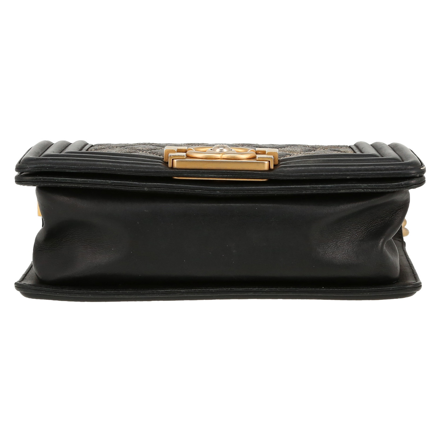 Bolso bandolera Chanel  Boy en cuero acolchado negro y dorado - Detail D1