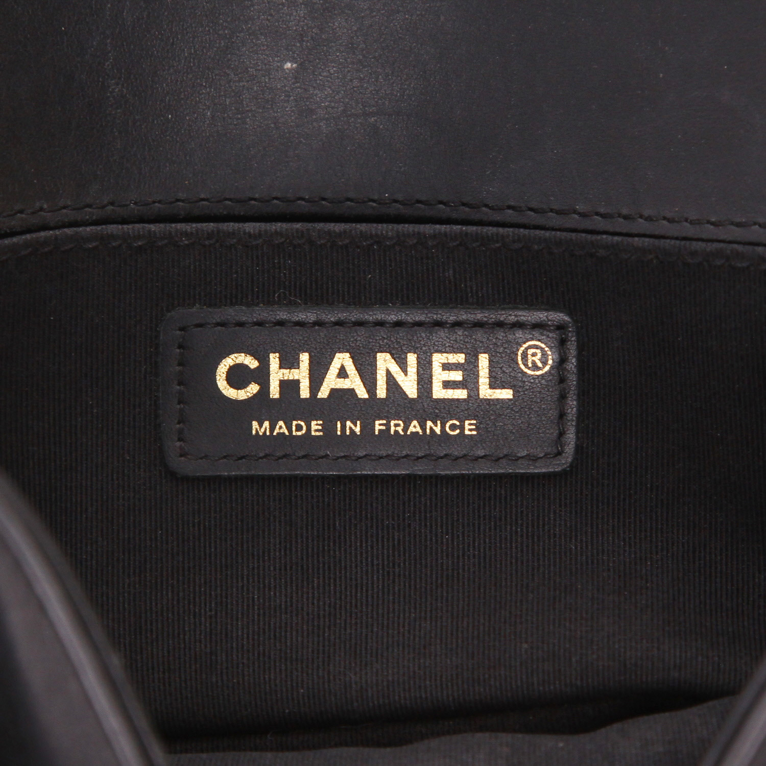 Sac bandoulière Chanel  Boy en cuir matelassé noir et doré - Detail D2