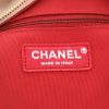 Sac bandoulière Chanel  Gabrielle  moyen modèle  en cuir matelassé beige et noir - Detail D2 thumbnail