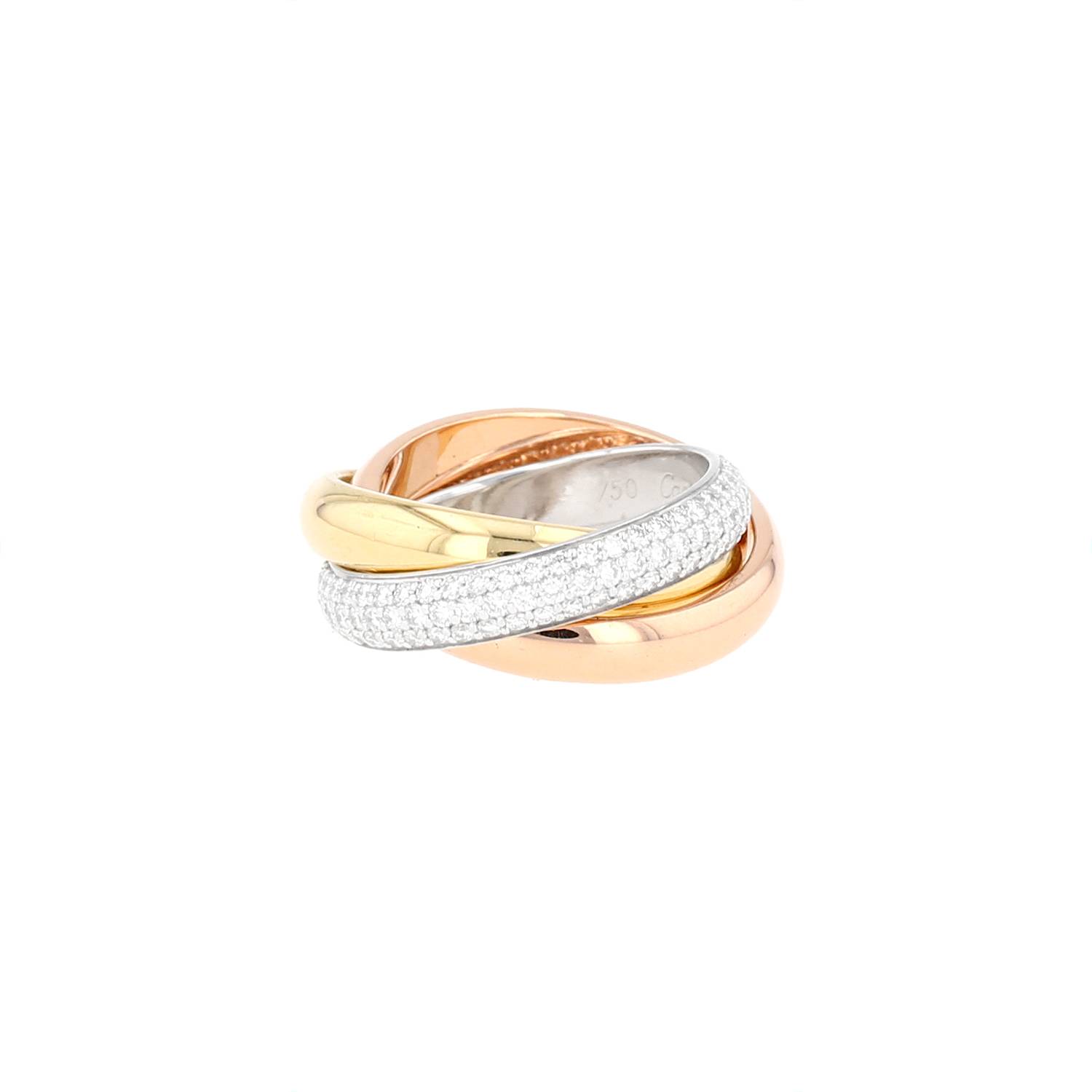 Indémodable bague Cartier Trinity en 3 ors et diamants, composée d'une succession de 3 élégants anneaux entrelaçés en or jaune, en or rose et en or blanc, réhaussée sur l'anneau d'un superbe pavage de diamants de taille brillant au total 0.96 carat. Signature: Cartier et numérotée. Vendu avec son écrin d'origine. Très bon état: un bijou féminin et intemporel, très légère marques, superbe éclat des diamants, parfait état du poli.