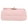 Bolso bandolera Chanel   en cuero acolchado rosa - Detail D1 thumbnail