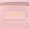 Bolso bandolera Chanel   en cuero acolchado rosa - Detail D2 thumbnail