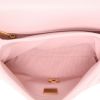 Bolso bandolera Chanel   en cuero acolchado rosa - Detail D3 thumbnail