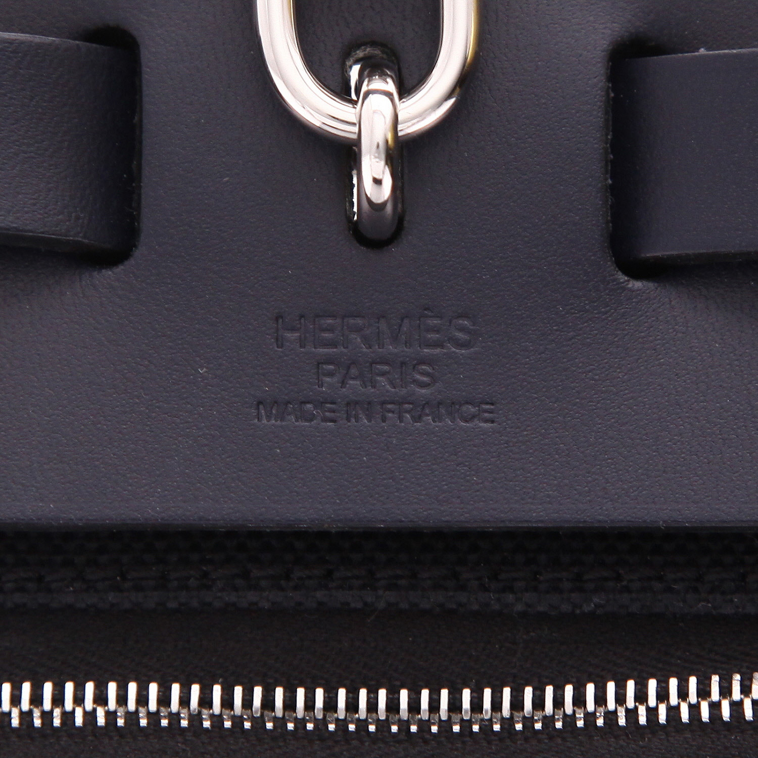 Bolso para llevar al hombro o en la mano Hermès  Herbag en lona negra y cuero azul marino - Detail D2