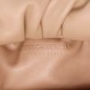 Bolso de mano Bottega Veneta  The Shoulder Pouch en cuero beige - Detail D2 thumbnail