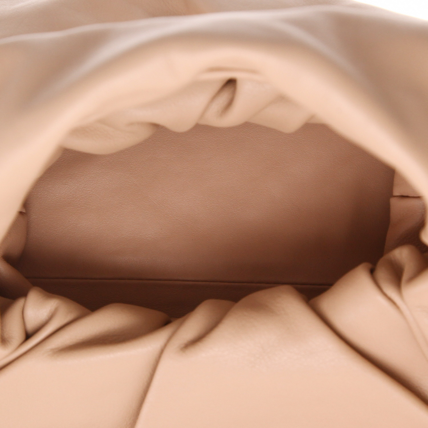 Bolso de mano Bottega Veneta  The Shoulder Pouch en cuero beige - Detail D3