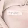 Bolso/bolsito Bottega Veneta  Pouch mini  en cuero intrecciato beige - Detail D2 thumbnail