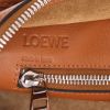 Bolso de mano Loewe  Amazona en cuero color oro y Veau velours marrón - Detail D2 thumbnail