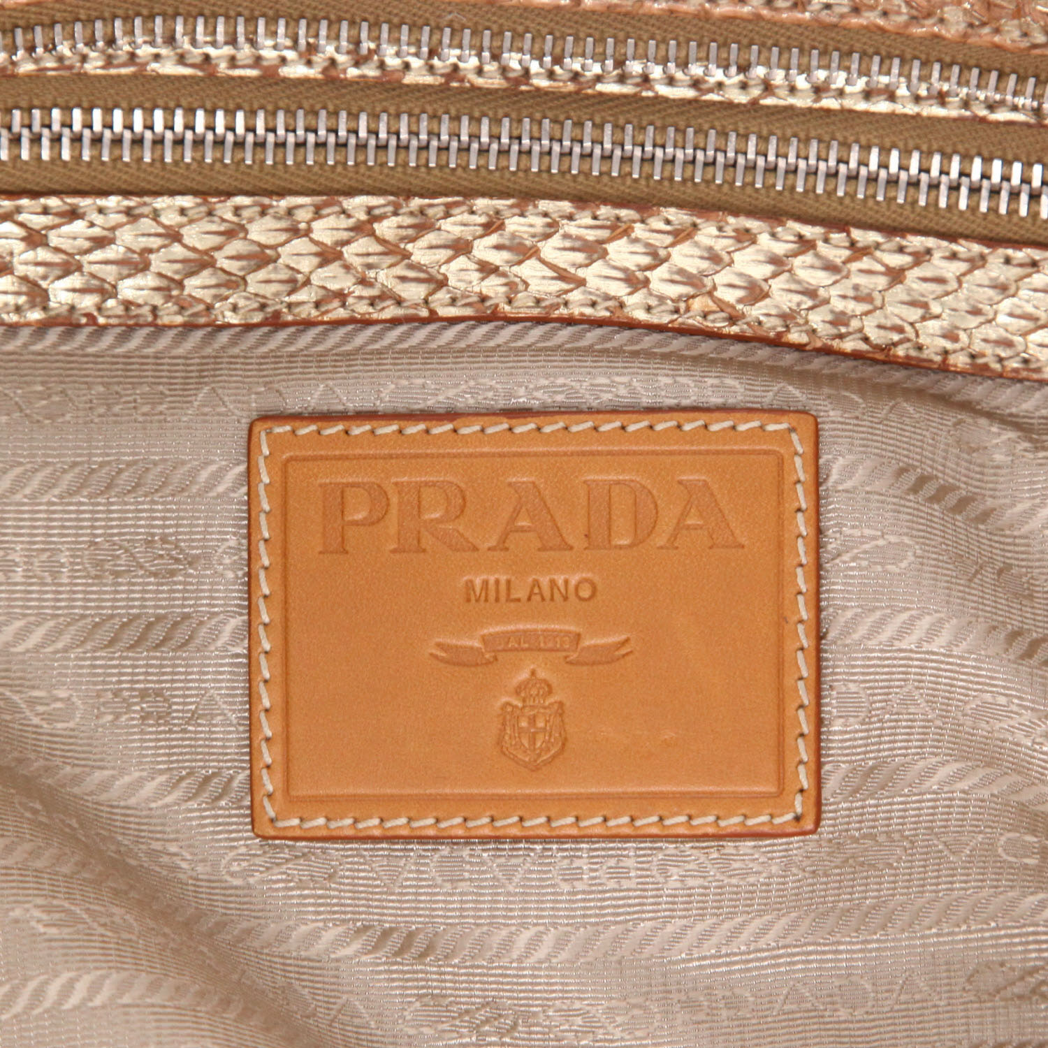 Bolso de mano Prada   en raffia y piel de lagarto dorada - Detail D6