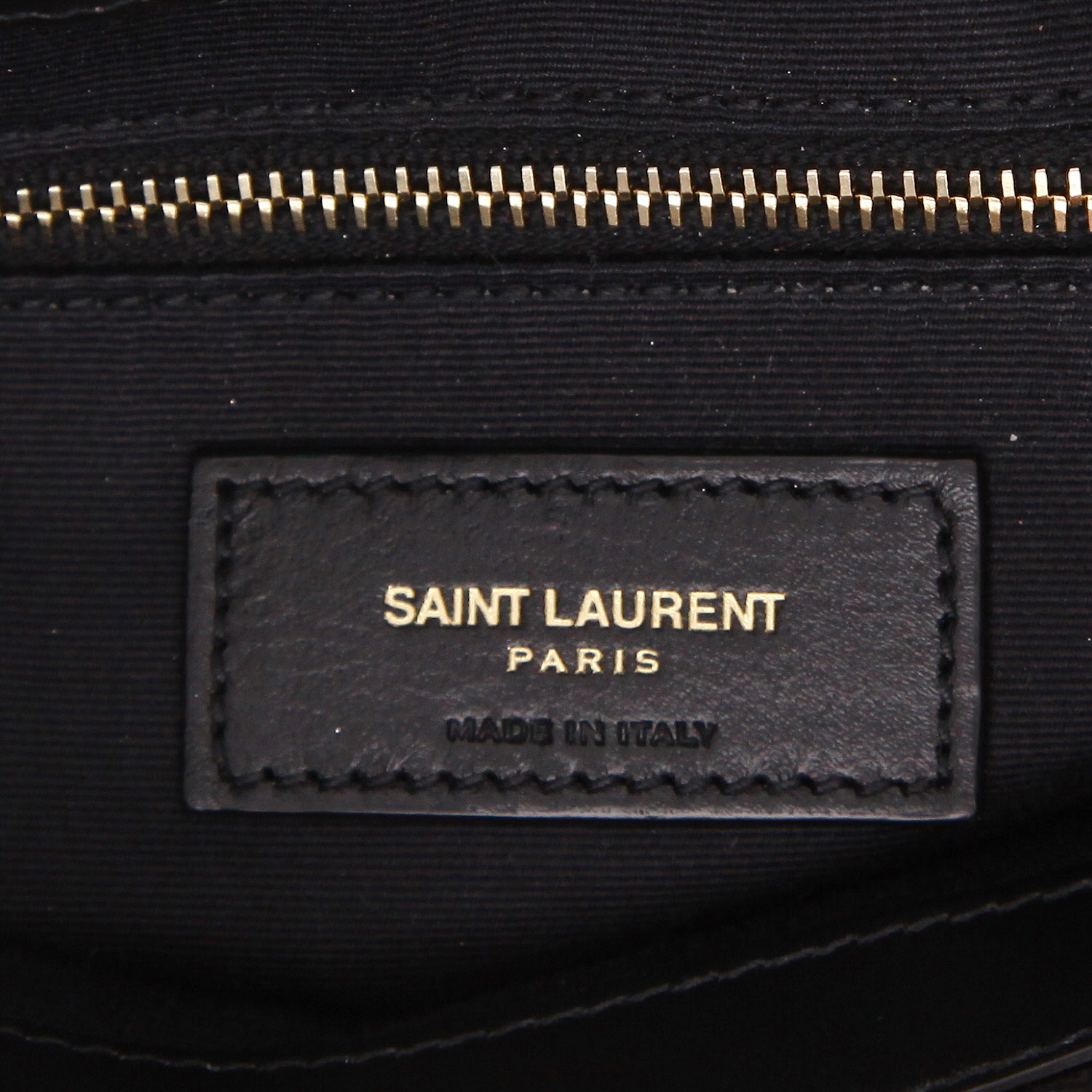 Bolso bandolera Saint Laurent  Loulou modelo mediano  en cuero acolchado con motivos de espigas negro - Detail D2