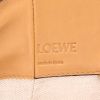 Bolso bandolera Loewe  Hammock en cuero color oro - Detail D2 thumbnail