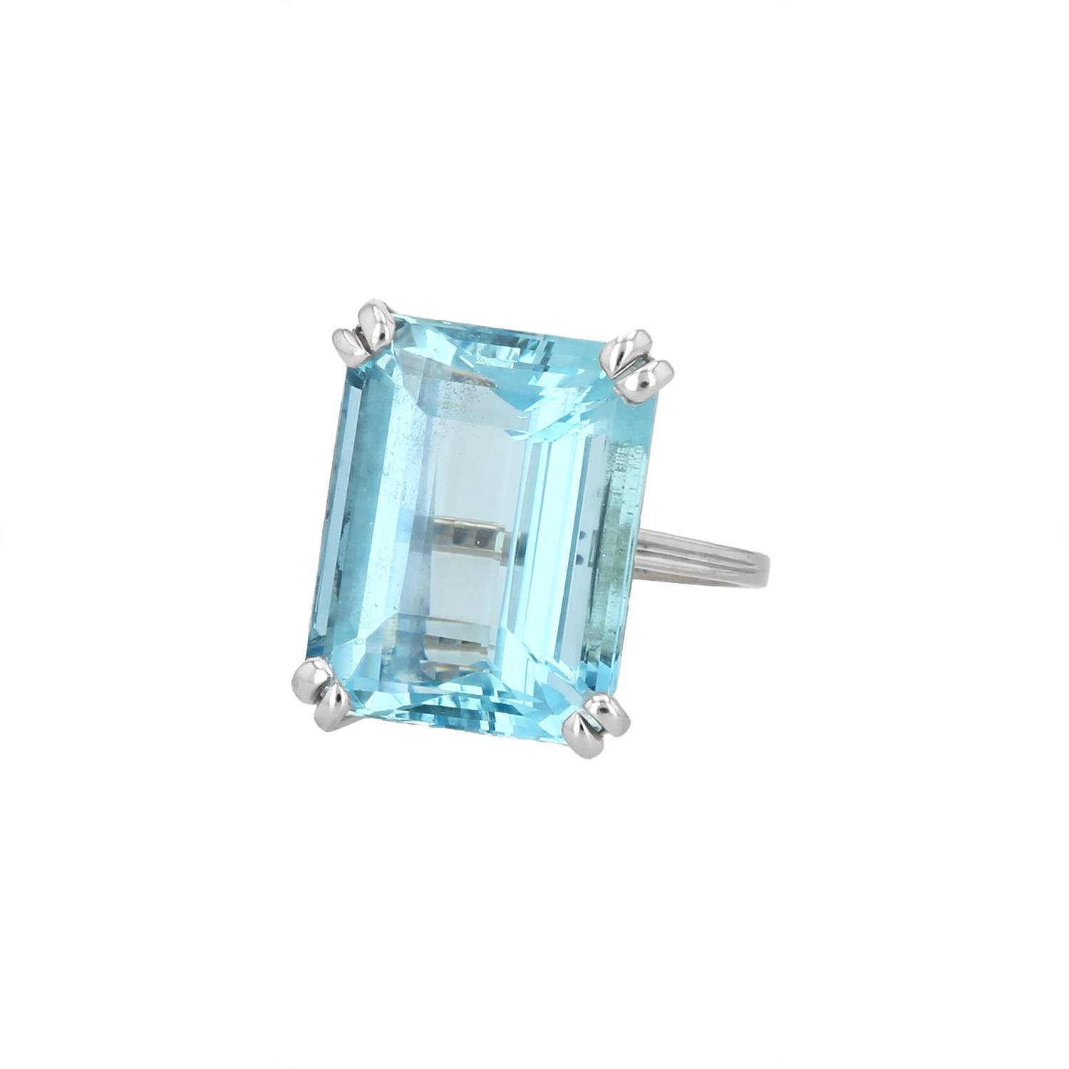 Sortija Vintage  de oro blanco y aguamarina