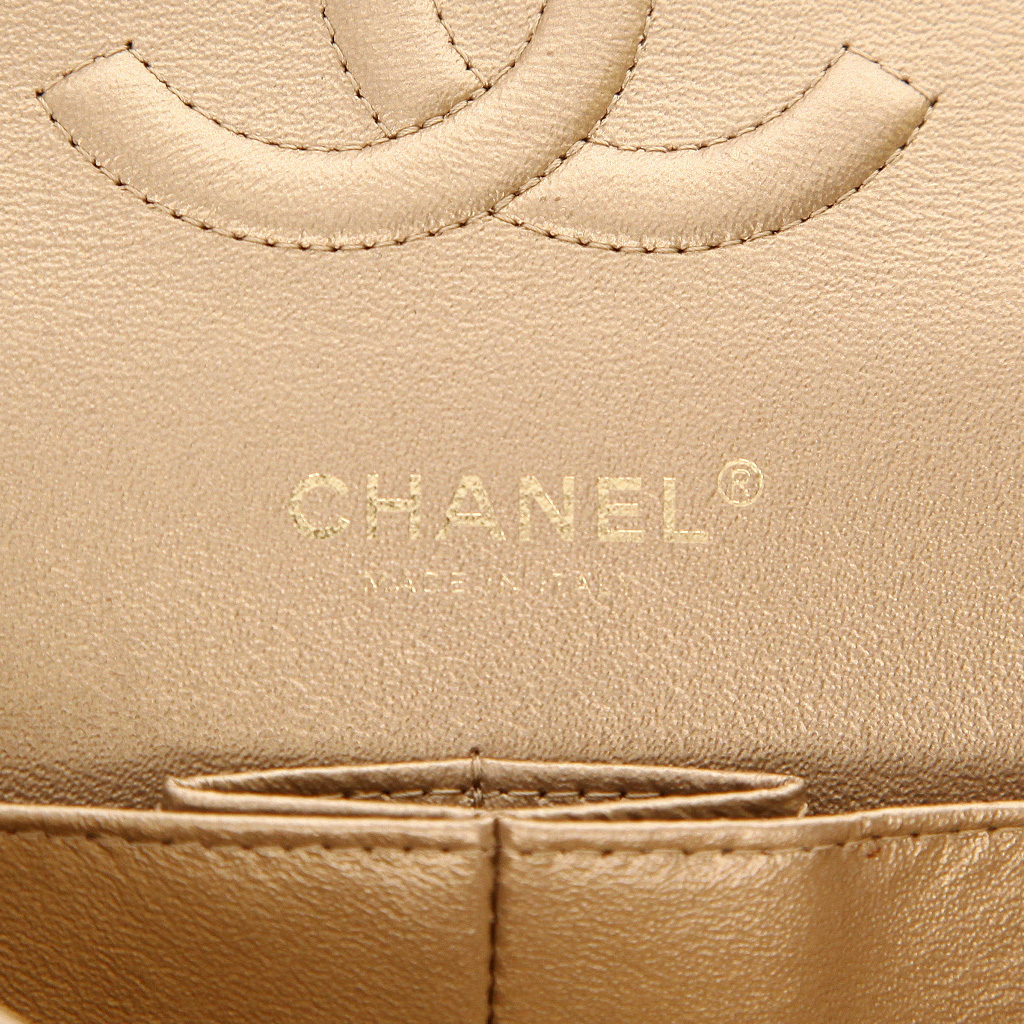 Bolso de mano Chanel  Timeless modelo mediano  en cuero acolchado negro - Detail D2