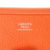 Sac bandoulière Hermès  Evelyne en cuir togo orange - Detail D2 thumbnail