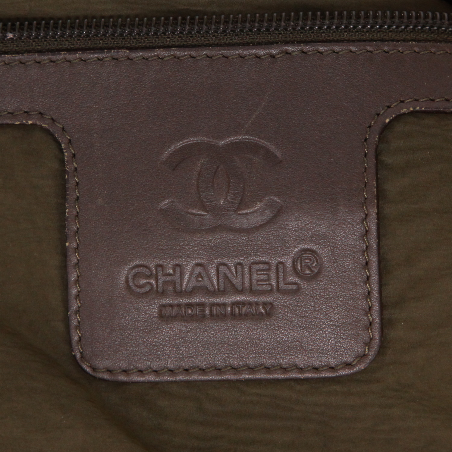 Sac cabas Chanel  Coco Cocoon en toile matelassée rouge et cuir rouge - Detail D2