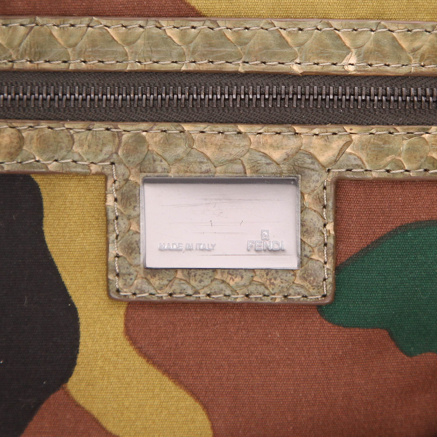 Bolso de mano Fendi  Baguette en lona denim azul claro y piel de pitón - Detail D2