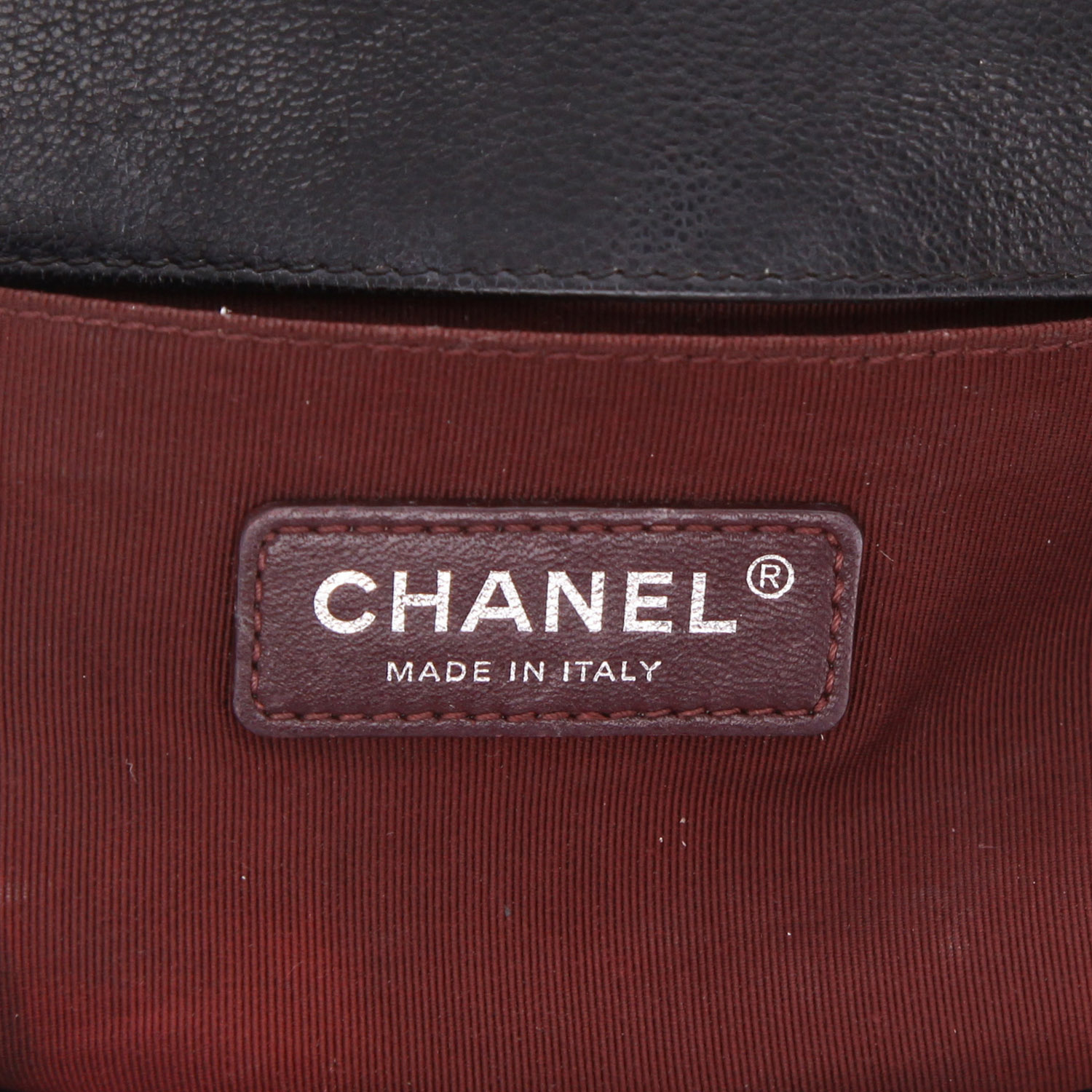 Chanel  Boy shoulder bag  in black quilted leather  and black patent leather - Detail D2