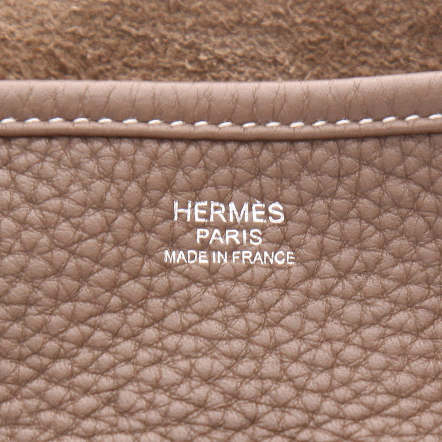 Hermès  Evelyne III shoulder bag  in etoupe togo leather - Detail D2