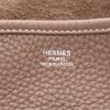 Hermès  Evelyne III shoulder bag  in etoupe togo leather - Detail D2 thumbnail