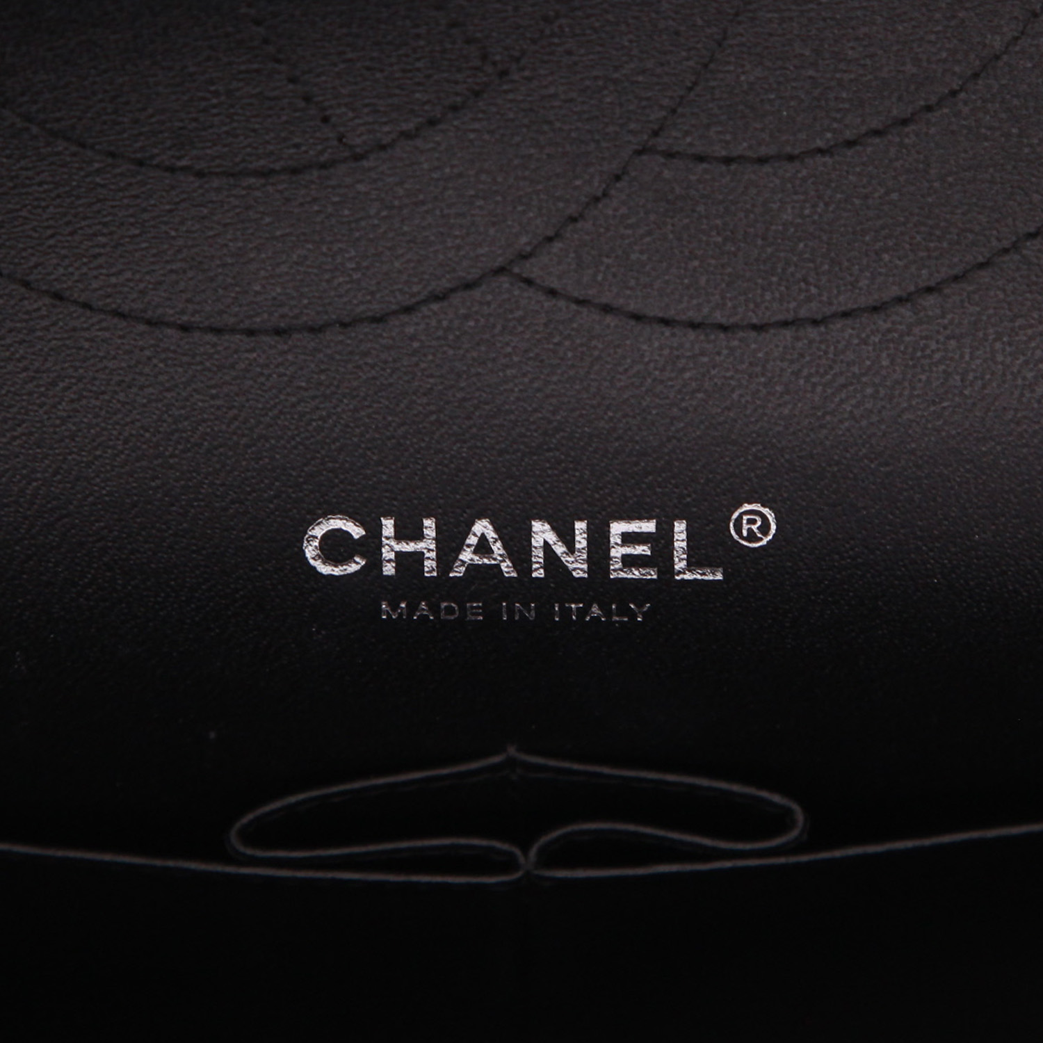 Bolso bandolera Chanel  Timeless Jumbo en cuero acolchado negro - Detail D2