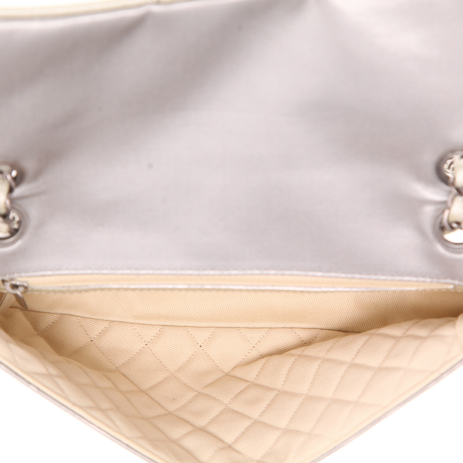 Sac à main Chanel  Timeless en satin gris et cuir grainé argenté - Detail D3