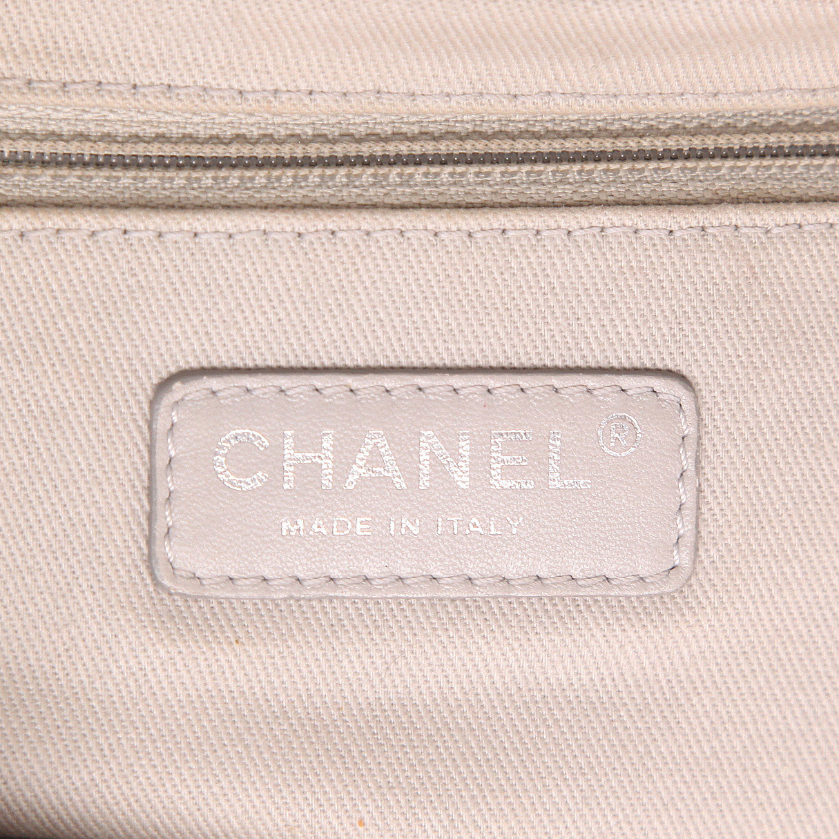 Bolso de mano Chanel  Timeless Jumbo en cuero acolchado color crema - Detail D2